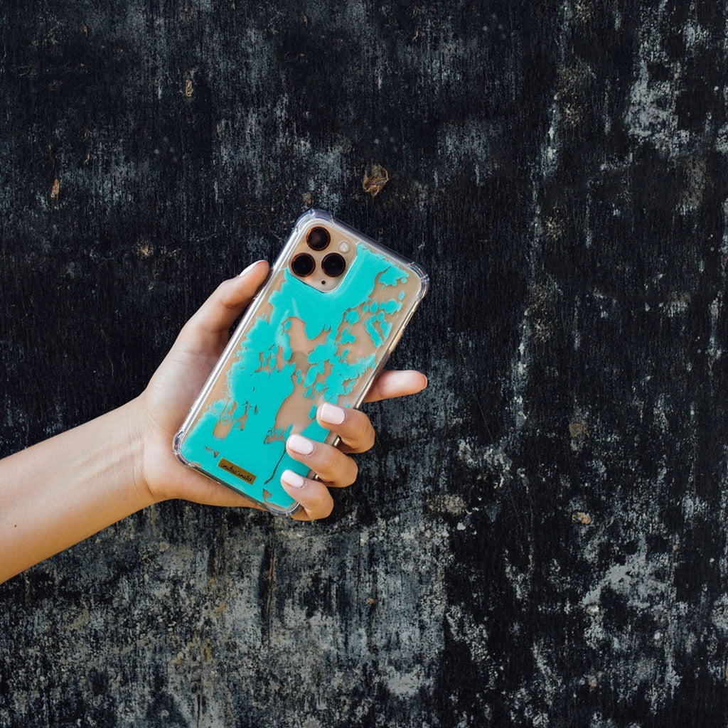 Funda para iPhone Cyan Vibes pintada a mano por Ana Tere Canales. Un diseño artístico en tonos azul cyan y estilo contemporáneo.