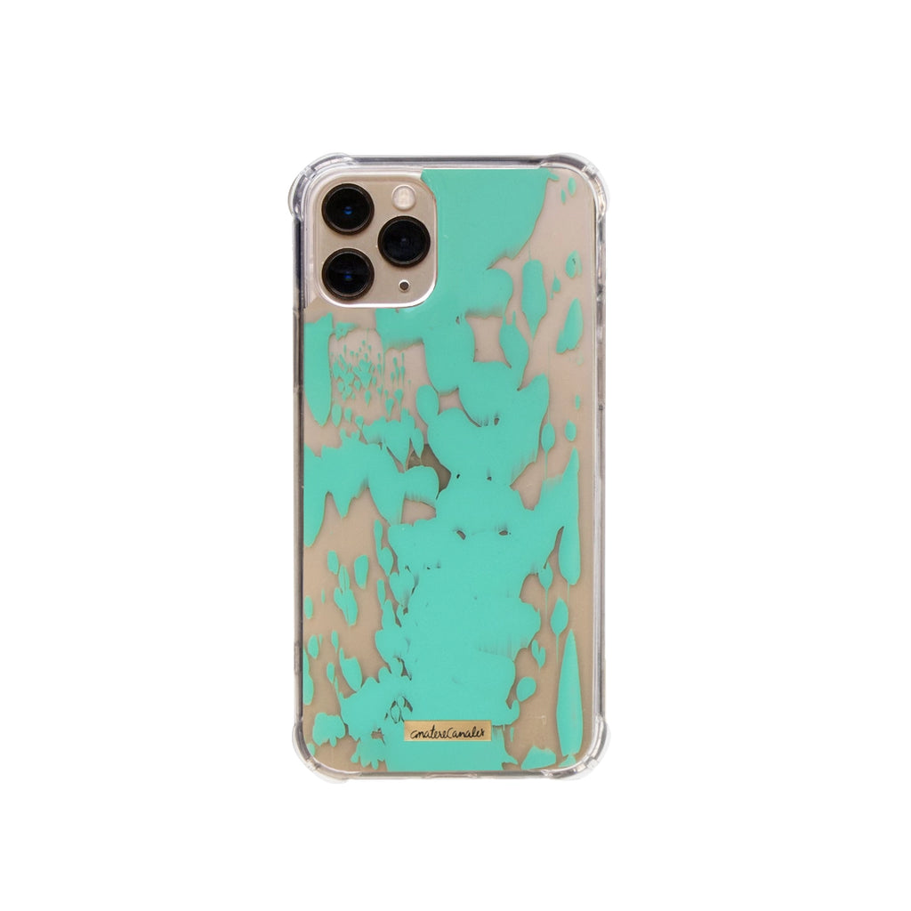 Funda para iPhone Cyan Vibes pintada a mano por Ana Tere Canales. Un diseño artístico en tonos azul cyan y estilo contemporáneo.