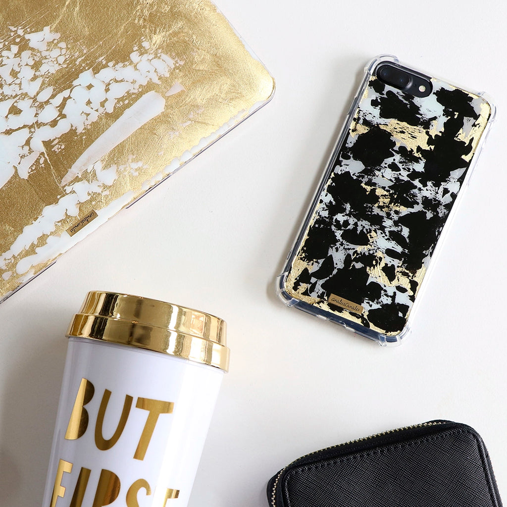 Fundas para MacBook White Gold Rush y  iPhone Dark Opal pintada sa mano por Ana Tere Canales. Diseños inspirados en reflejos iridiscentes en tonos profundos.