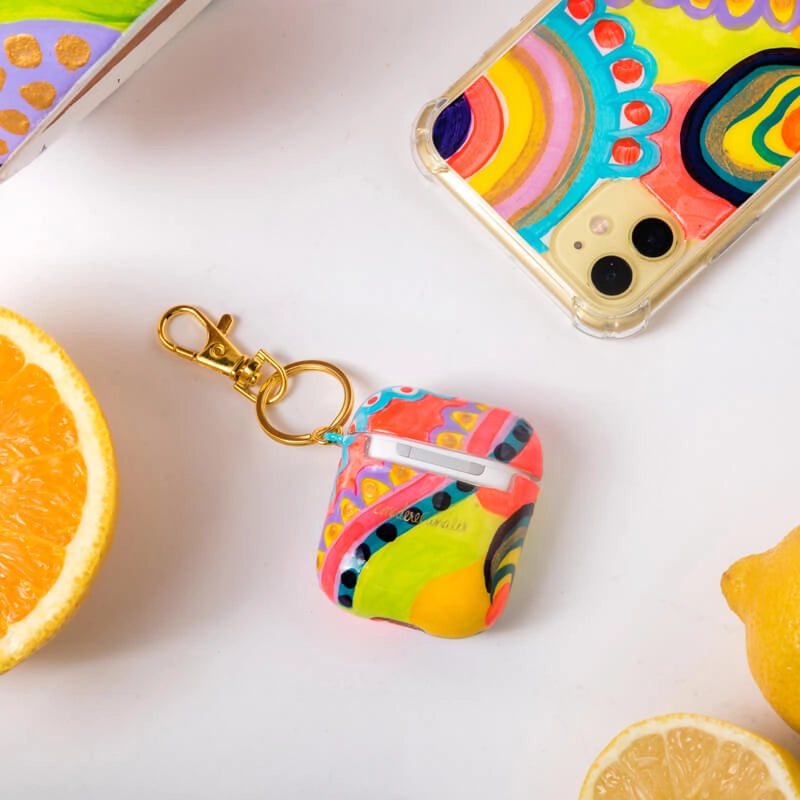 Fundas para iPhone y AirPods Deja Vu pintadas a mano por Ana Tere Canales. Un diseño artístico abstracto inspirado en la intuición, las sincronías y la creatividad.