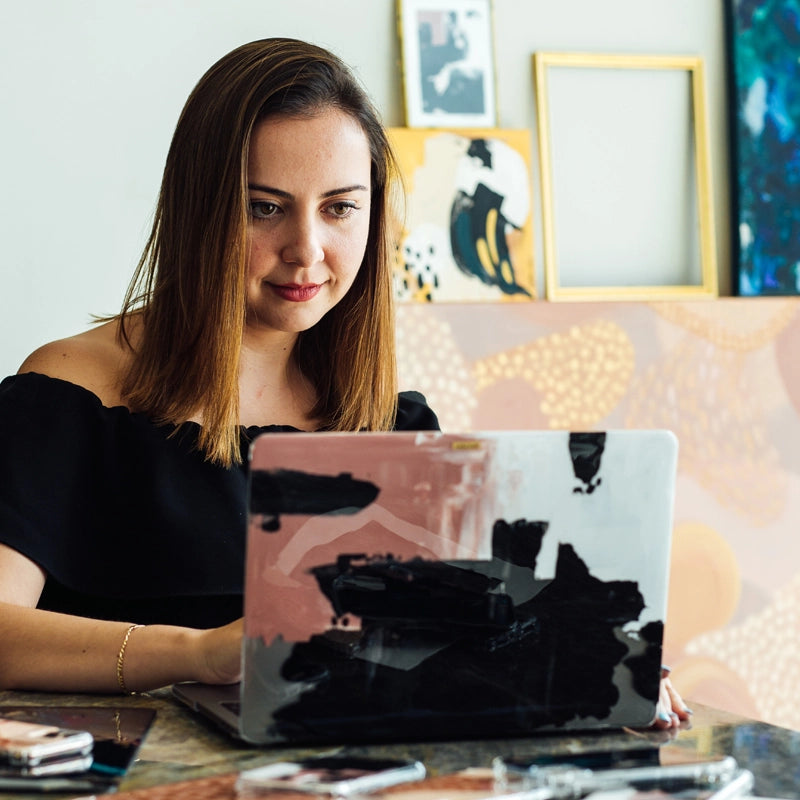 Funda para MacBook Equilibrio pintada a mano por Ana Tere Canales. Un diseño artístico abstracto inspirado en la armonía y el balance.