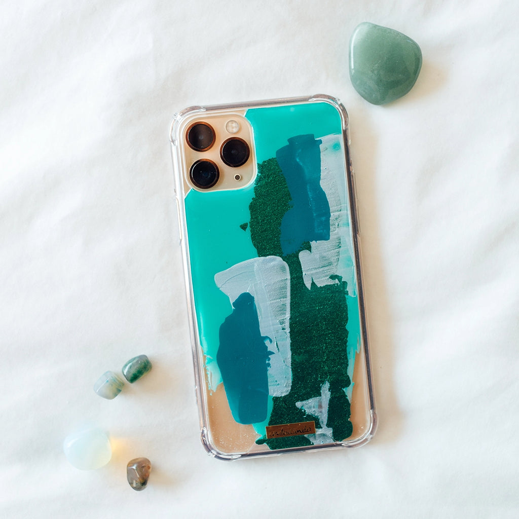 Funda para iPhone Esmeralda pintada a mano por Ana Tere Canales. Un diseño artístico inspirado en la piedra esmeralda en tonos verdes.