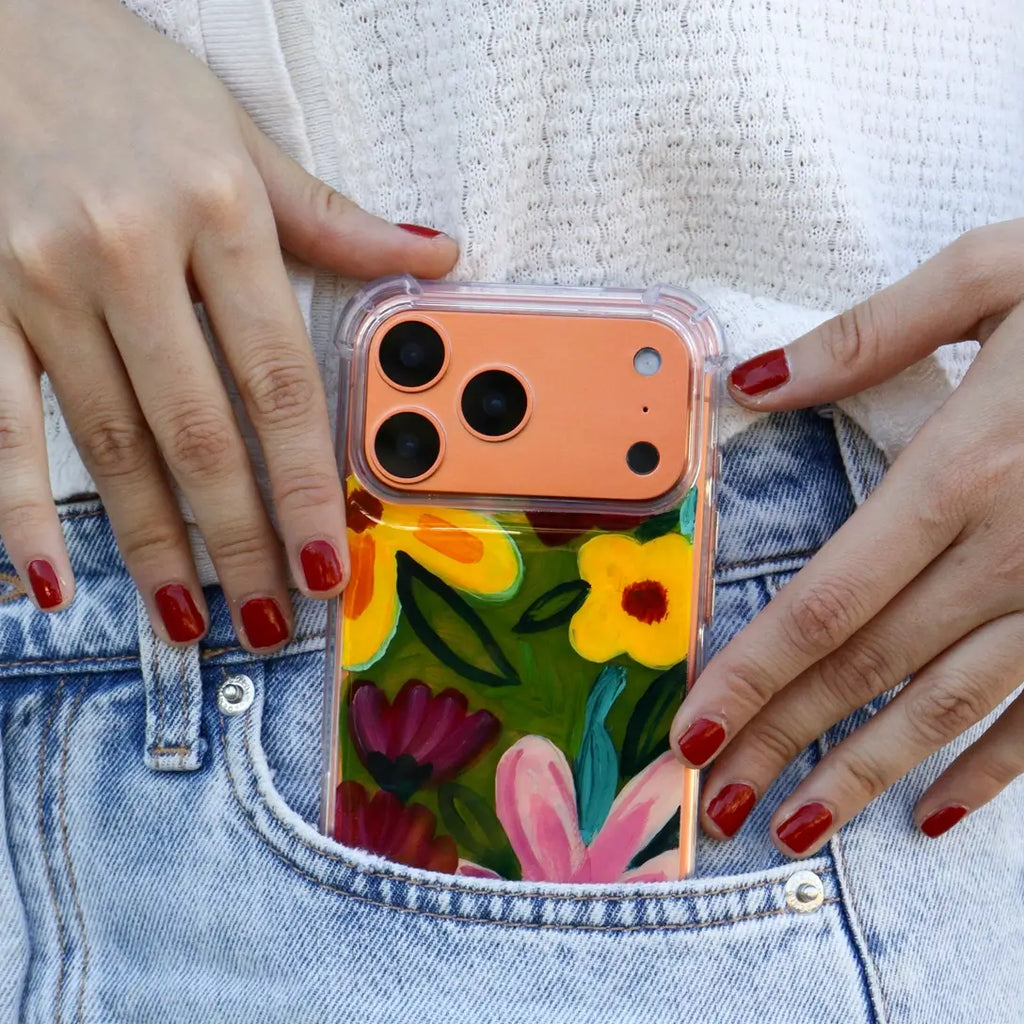 Funda para proteger iPhone, pintada a mano por Ana Tere Canales. Un diseño de flores.