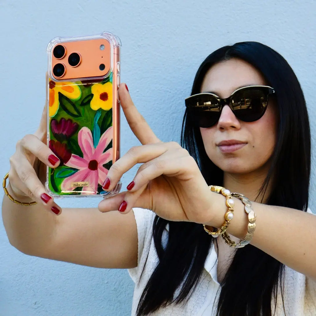 Funda para proteger iPhone, pintada a mano por Ana Tere Canales. Un diseño de flores.
