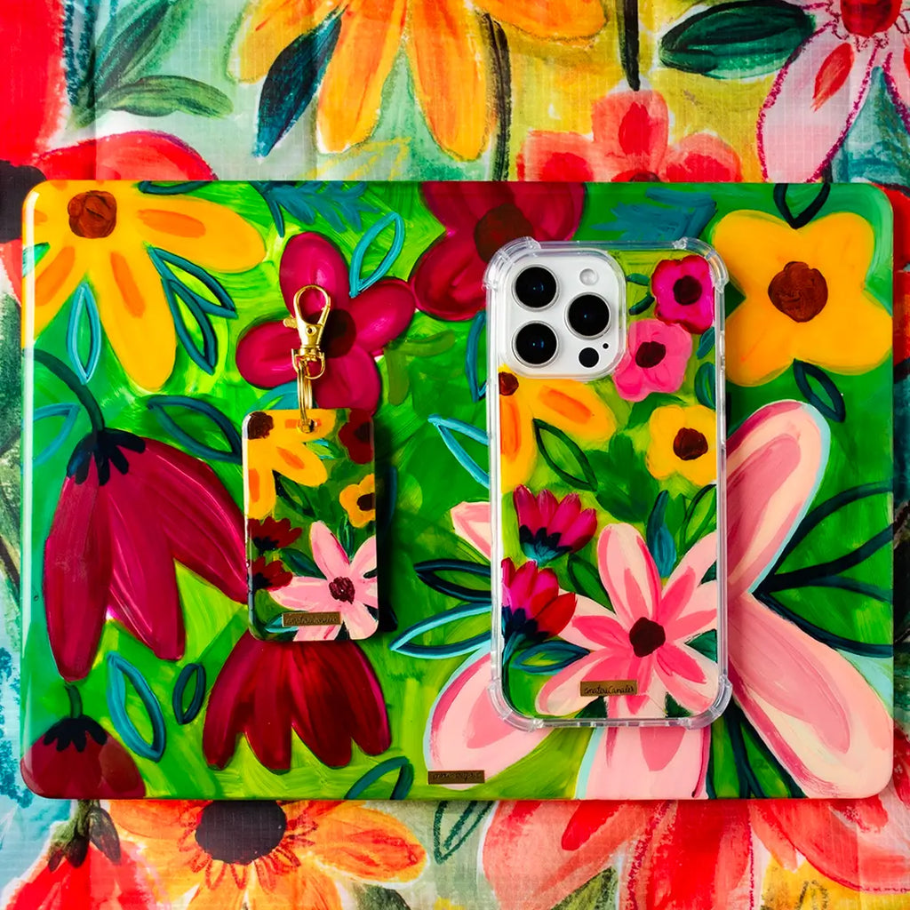 Llavero y fundas para proteger MacBook y iPhone, pintadas a mano por Ana Tere Canales. Un diseño de flores.