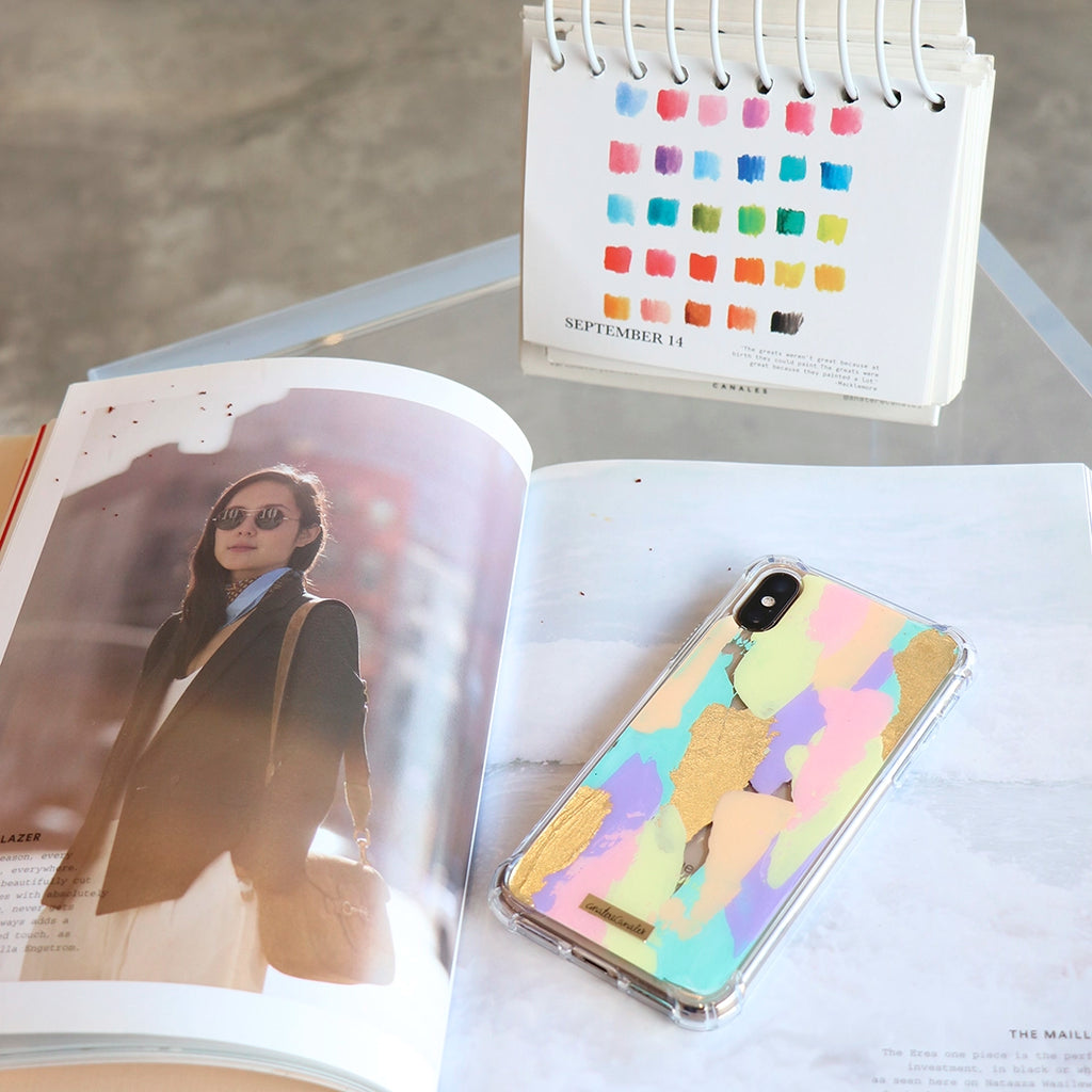 Funda para iPhone Golden Hour pintada a mano por Ana Tere Canales. Un diseño artístico en tonos dorados inspirado en la luz del atardecer.