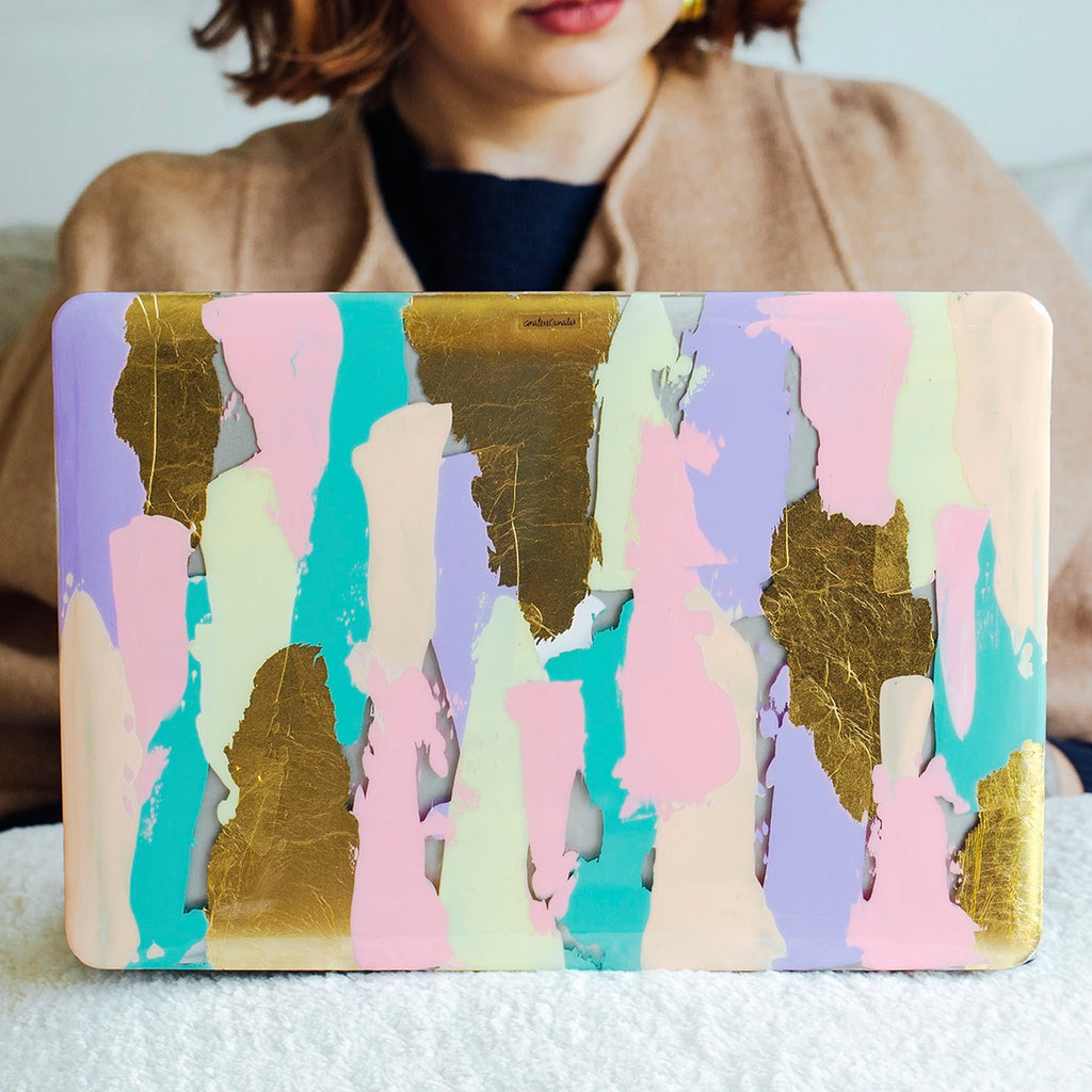 Funda para MacBook Golden Hour pintada a mano por Ana Tere Canales. Un diseño artístico en tonos dorados inspirado en la luz del atardecer.
