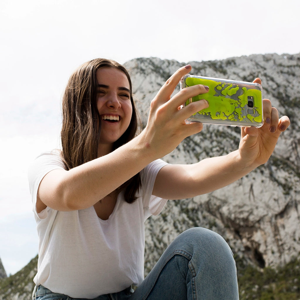 Funda para iPhone Green Neon Vibes pintada a mano por Ana Tere Canales. Un diseño artístico en tonos verde neón y estilo contemporáneo.