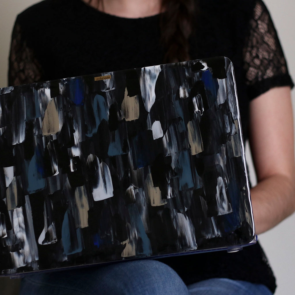 Funda para MacBook Huasteca Illusion pintada a mano por Ana Tere Canales. Diseño abstracto inspirado en la Huasteca de Monterrey y efecto de ilusión visual.
