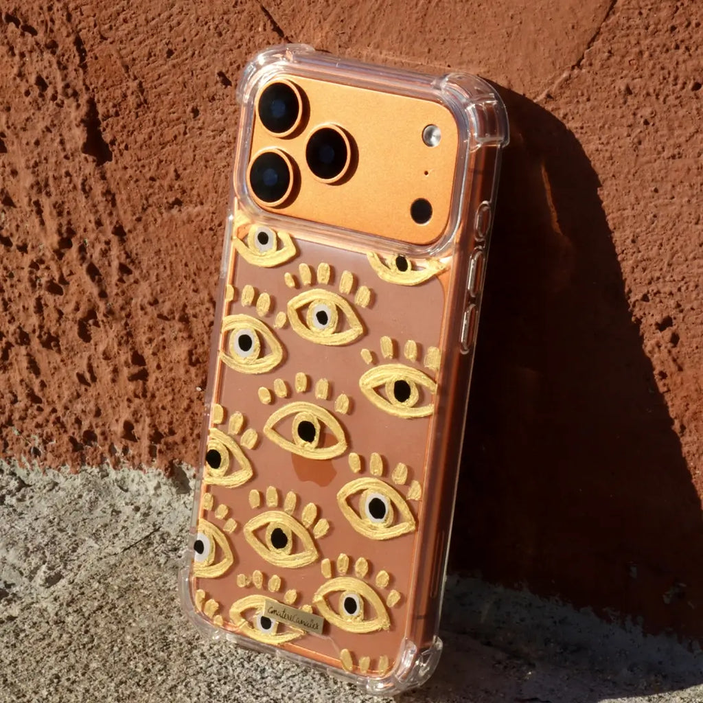 Funda para proteger iPhone, pintada a mano por Ana Tere Canales. Un diseño con transparencias y ojos dorados.