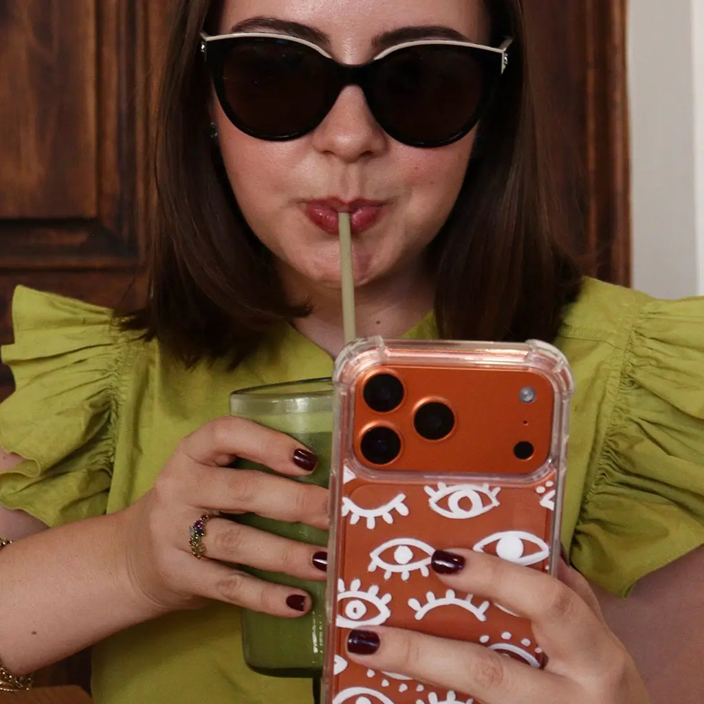 Funda para proteger iPhone, pintada a mano por Ana Tere Canales. Un diseño con transparencias y ojos blancos.