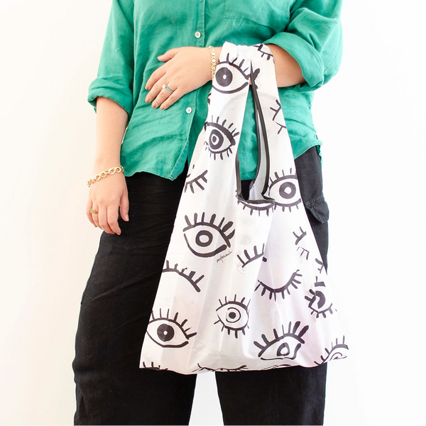 Bolsa ecológica reutilizable I Got My Eyes On You con diseño artístico de ojos, plegable y lavable para uso diario. Diseñada por Ana Tere Canales.
