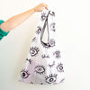 Bolsa ecológica reutilizable I Got My Eyes On You con diseño artístico de ojos, plegable y lavable para uso diario. Diseñada por Ana Tere Canales.