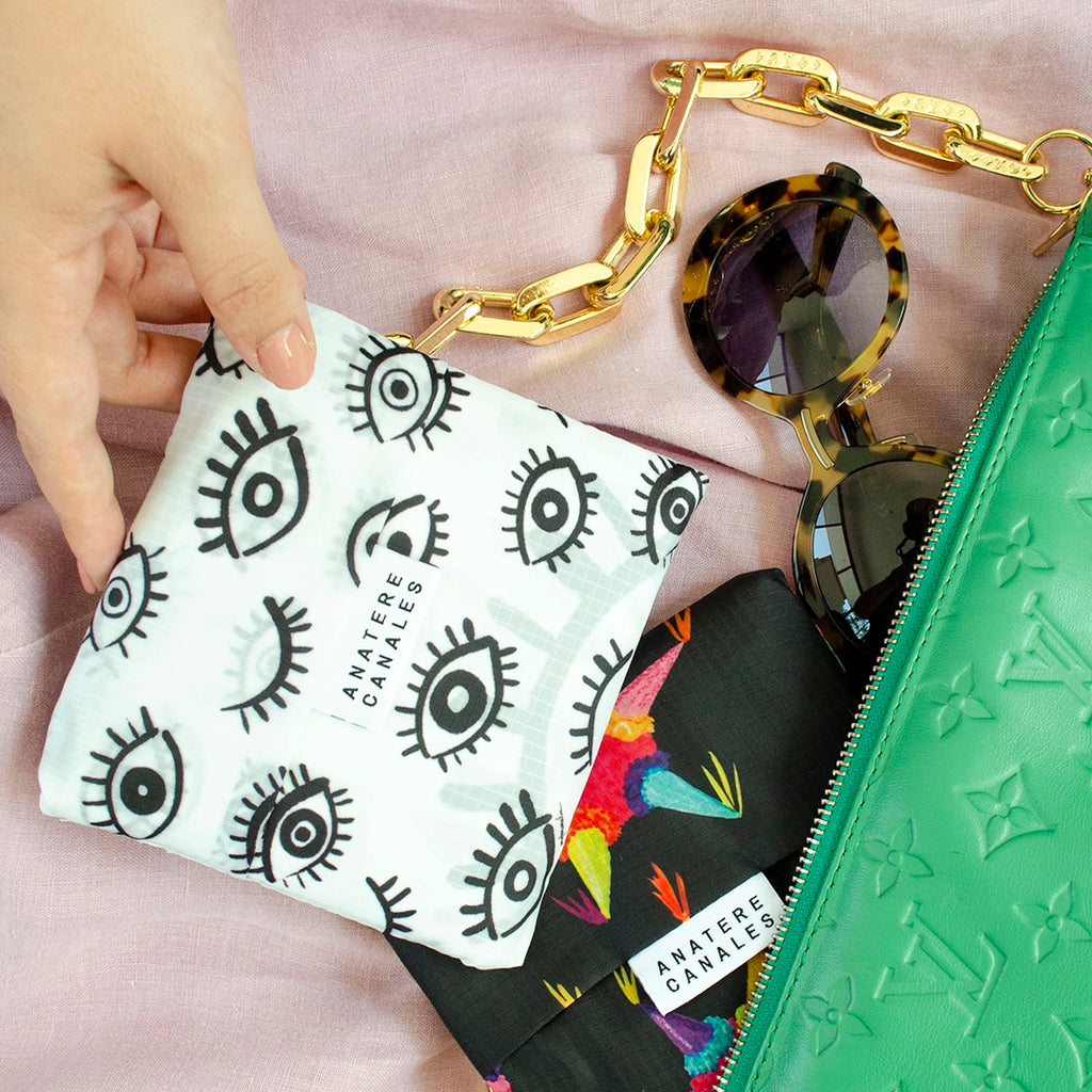 Bolsa ecológica reutilizable I Got My Eyes On You con diseño artístico de ojos, plegable y lavable para uso diario. Diseñada por Ana Tere Canales.