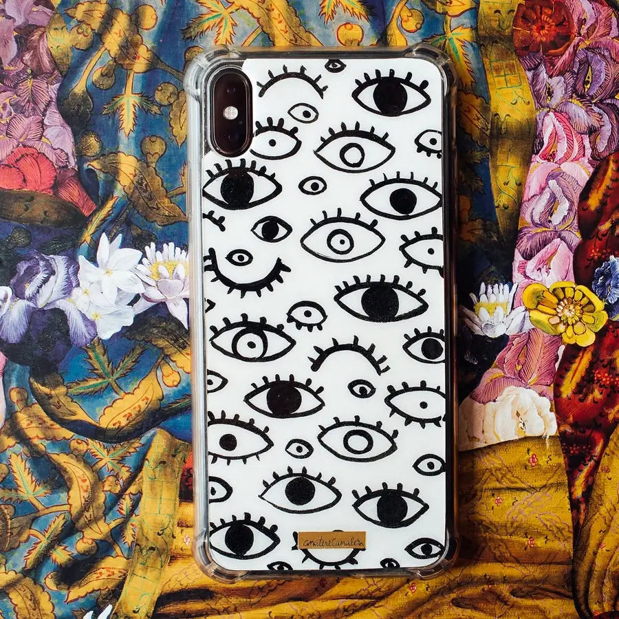 Funda para proteger iPhone. Un diseño de ojos pintado a mano por Ana Tere Canales.