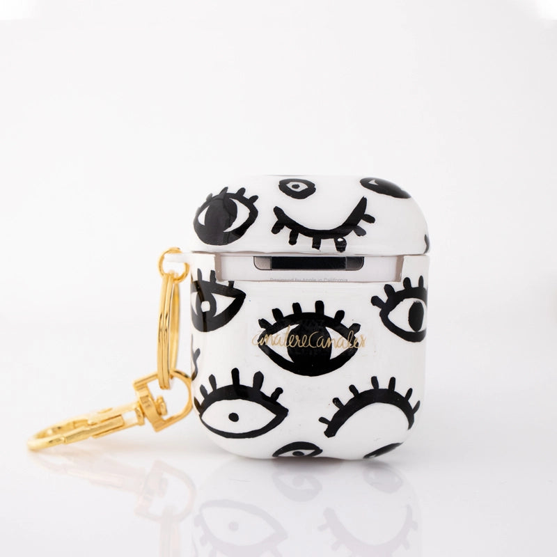 Funda para proteger AirPods. Un diseño de ojos pintado a mano por Ana Tere Canales.