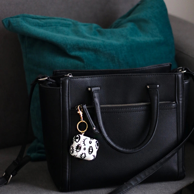 Funda para proteger AirPods. Un diseño de ojos pintado a mano por Ana Tere Canales.