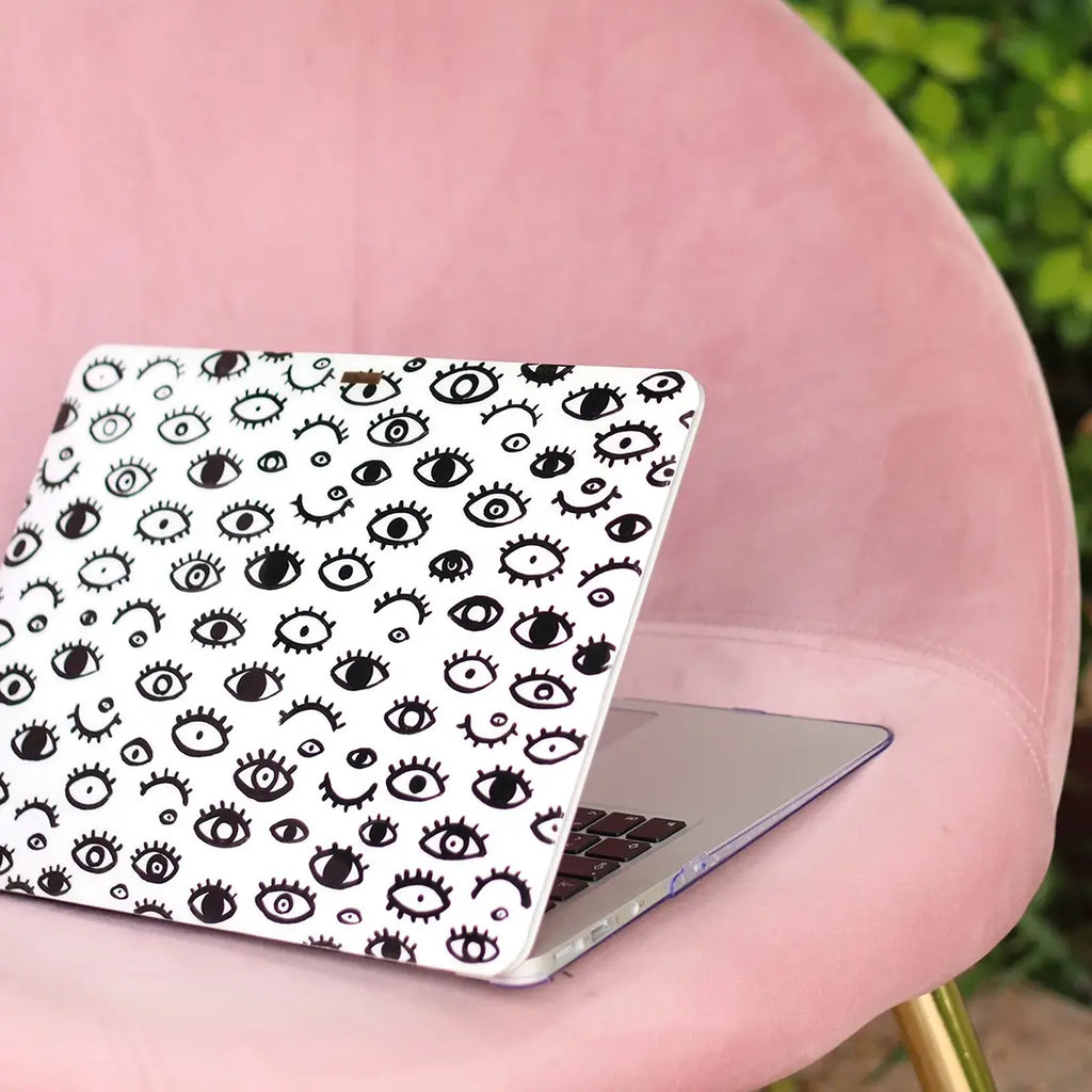 Funda para proteger AirPods. Un diseño de ojos pintado a mano por Ana Tere Canales.