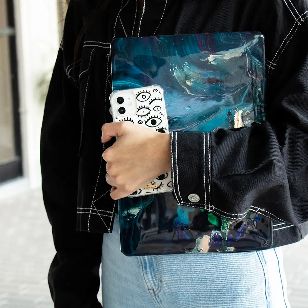 Funda para proteger iPhone y MacBook. Diseños pintados a mano por Ana Tere Canales.