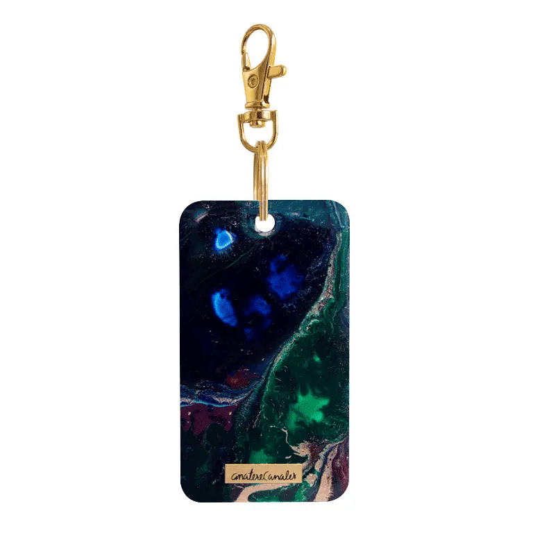 Llavero rectangular pintado a mano por Ana Tere Canales. Un diseño en colores azules, verde y dorado. Inspirado en nuestro mundo interior, conectar con nuestra esencia, escuchar a nuestro corazón.