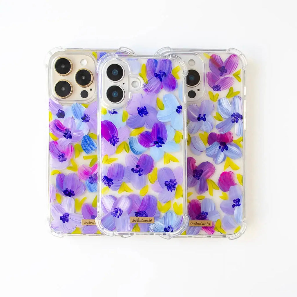 Funda para proteger iPhone, pintada a mano por Ana Tere Canales. Un diseño de flores en morados y verdes.