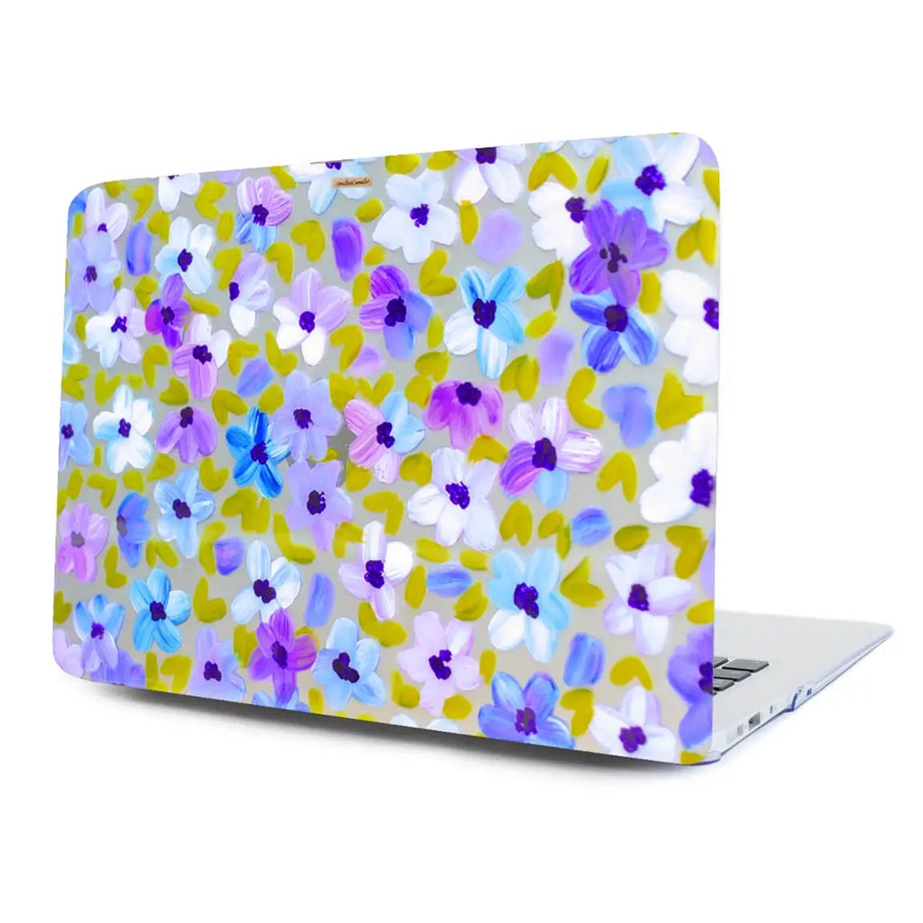 Funda para proteger macbook, pintada a mano por Ana Tere Canales. Un diseño de flores en morados y verdes.