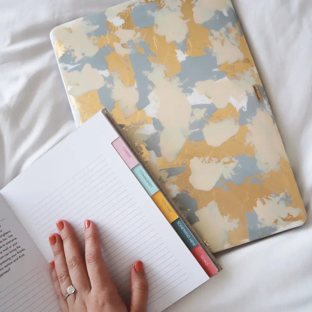 Funda para proteger tu MacBook, pintada a mano por Ana Tere Canales. Un diseño elegante inspirado en el ópalo blanco.