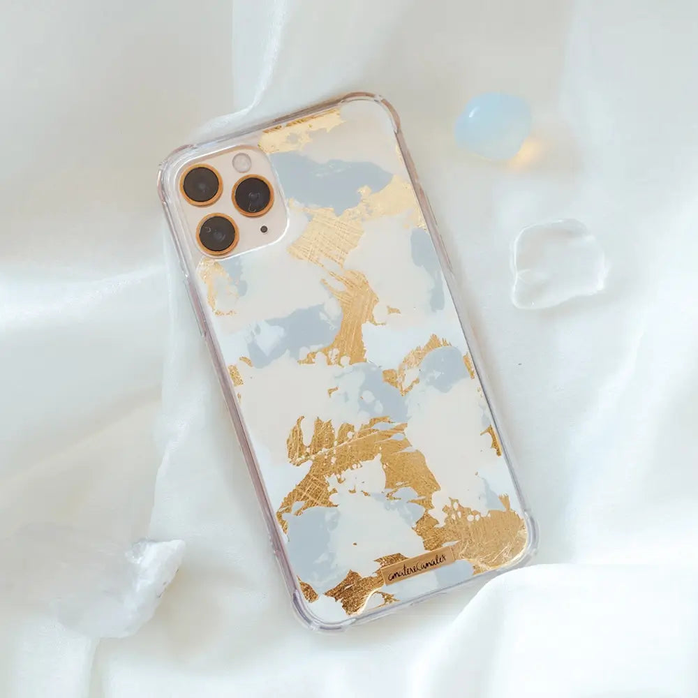 Case para iPhone Ivory Opal con acabado brillante y efecto ópalo en tonos claros. Diseño por Ana Tere Canales