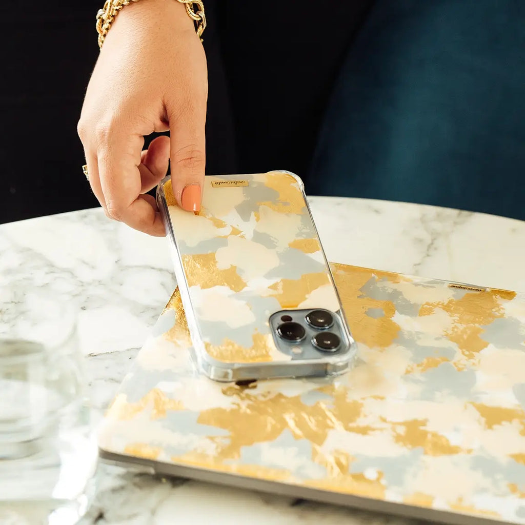 Fundas para proteger iPhone y MacBook, pintadas a mano por Ana Tere Canales. Un diseño elegante inspirado en el ópalo blanco.