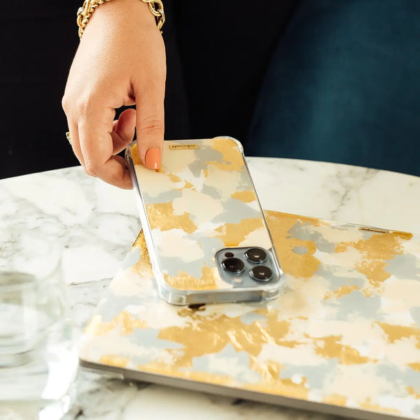 Fundas para proteger iPhone y MacBook, pintadas a mano por Ana Tere Canales. Un diseño elegante inspirado en el ópalo blanco.