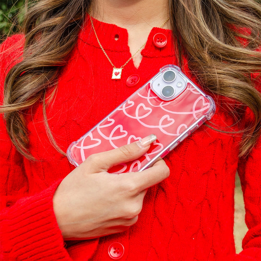 Funda para proteger iPhone, pintada a mano por Ana Tere Canales. Un diseño de corazones en rosas y rojos.