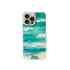 Funda para proteger iPhone, pintada a mano por Ana Tere Canales. Un diseño que transmite calma, claridad y ritmo. Inspirada en los reflejos del sol sobre el mar en calma, esta funda en tonos esmeralda y turquesa es perfecta para quienes buscan equilibrio y frescura en su día a día. 