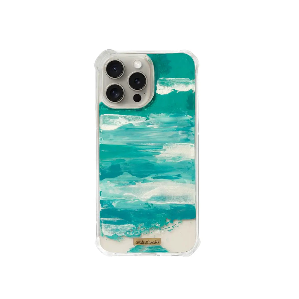Funda para proteger iPhone, pintada a mano por Ana Tere Canales. Un diseño que transmite calma, claridad y ritmo. Inspirada en los reflejos del sol sobre el mar en calma, esta funda en tonos esmeralda y turquesa es perfecta para quienes buscan equilibrio y frescura en su día a día. 