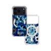 Funda MagSafe para proteger iPhone, pintada a mano por Ana Tere Canales. Un diseño en tonos azules, representando las olas del mar.