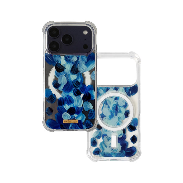 Funda MagSafe para proteger iPhone, pintada a mano por Ana Tere Canales. Un diseño en tonos azules, representando las olas del mar.