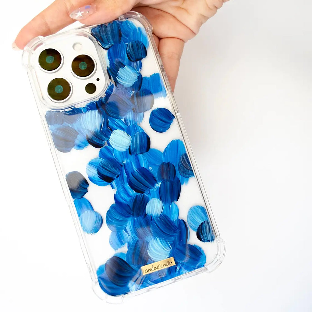 Funda para proteger iPhone, pintada a mano por Ana Tere Canales. Un diseño en tonos azules, representando las olas del mar.