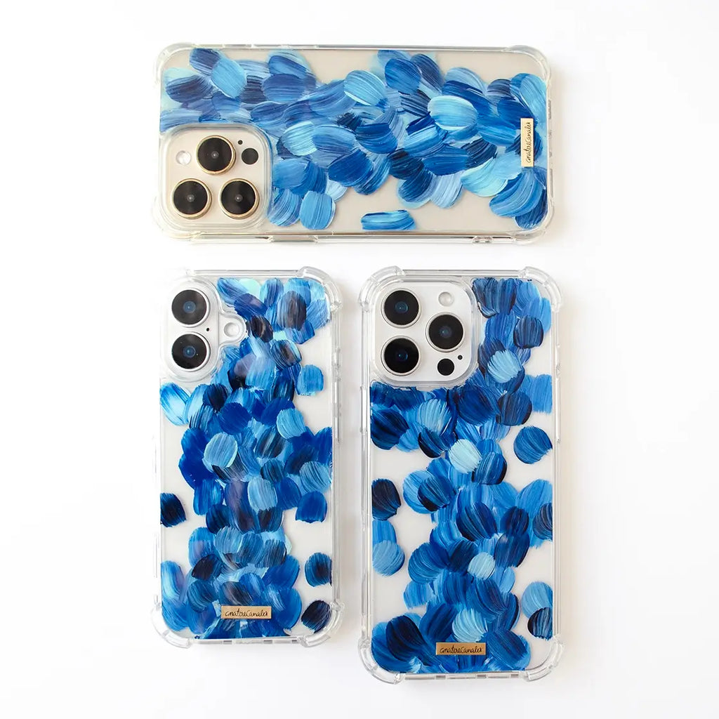 Fundas para proteger tus iPhones, pintadas a mano por Ana Tere Canales. Un diseño en tonos azules, representando las olas del mar.