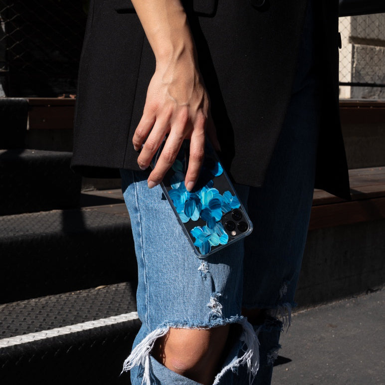 Funda para proteger iPhone, pintada a mano por Ana Tere Canales. Un diseño en tonos azules, representando las olas del mar.