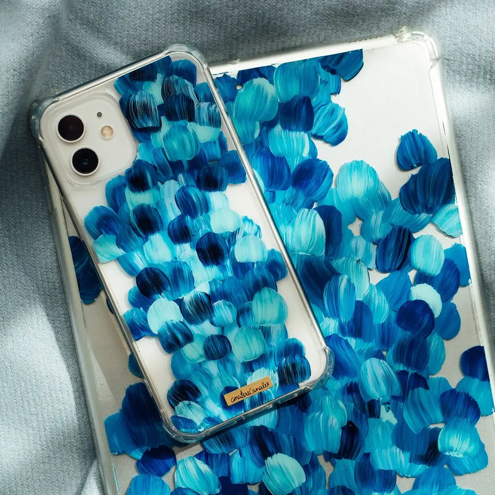 Fundas para proteger iPhone y iPad, pintadas a mano por Ana Tere Canales. Un diseño en tonos azules, representando las olas del mar.