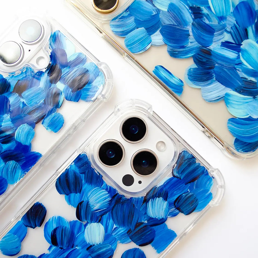 Fundas para proteger iPhone, pintadas a mano por Ana Tere Canales. Un diseño en tonos azules, representando las olas del mar.