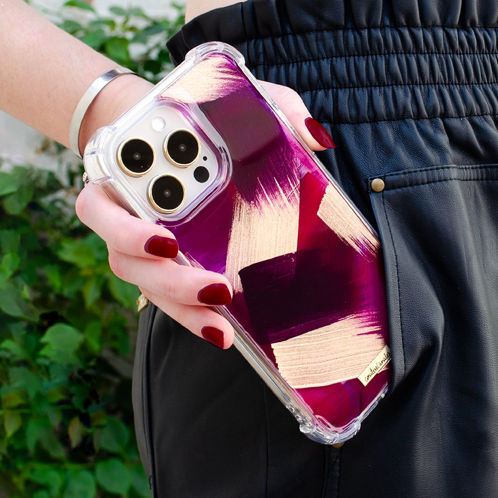 Funda para iPhone Merlot Signature Strokes con pinceladas artísticas en tonos vino y burgundy inspiradas en crecimiento y libertad. Pintada por Ana Tere Canales.