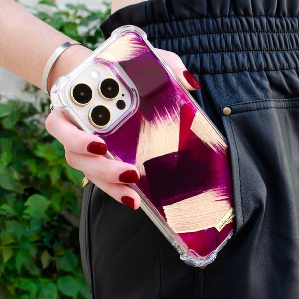 Funda para iPhone Merlot Signature Strokes con pinceladas artísticas en tonos vino y burgundy inspiradas en crecimiento y libertad. Pintada por Ana Tere Canales.