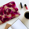 Funda para MacBook Merlot Signature Strokes con pinceladas artísticas en tonos vino y burgundy inspiradas en crecimiento y libertad. Pintada por Ana Tere Canales.