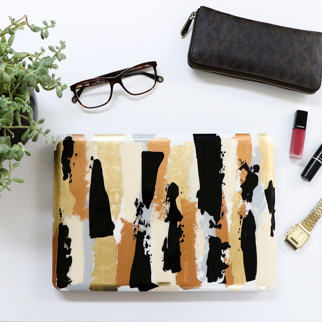 Funda para MacBook Milano pintada a mano por Ana Tere Canales. Un diseño artístico elegante inspirado en el estilo italiano.
