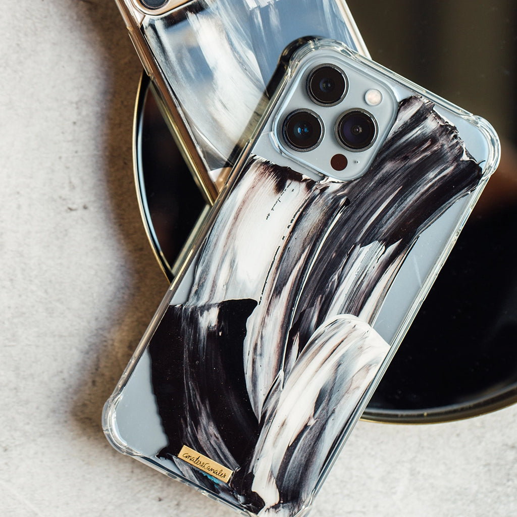 Fundas para proteger iPhone, pintadas a mano por Ana Tere Canales. Un diseño monocromático moderno.