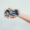 Funda para proteger iPhone, pintada a mano por Ana Tere Canales. Un diseño monocromático moderno.