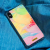 Funda para proteger iPhone, pintada a mano por Ana Tere Canales. Un diseño diseño mármol en colores vibrantes.