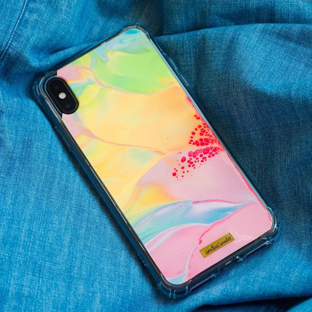 Funda para proteger iPhone, pintada a mano por Ana Tere Canales. Un diseño diseño mármol en colores vibrantes.