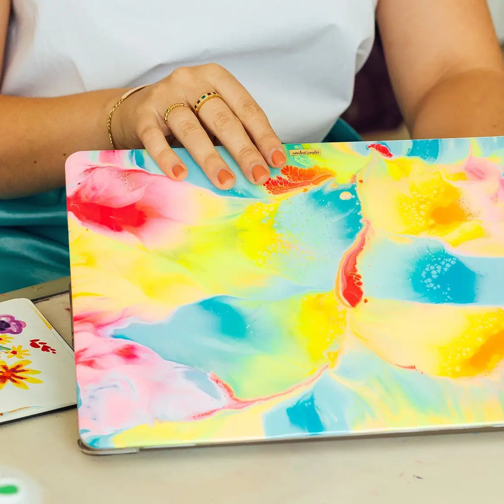 Funda para proteger MacBook, pintada a mano por Ana Tere Canales. Un diseño diseño mármol en colores vibrantes.
