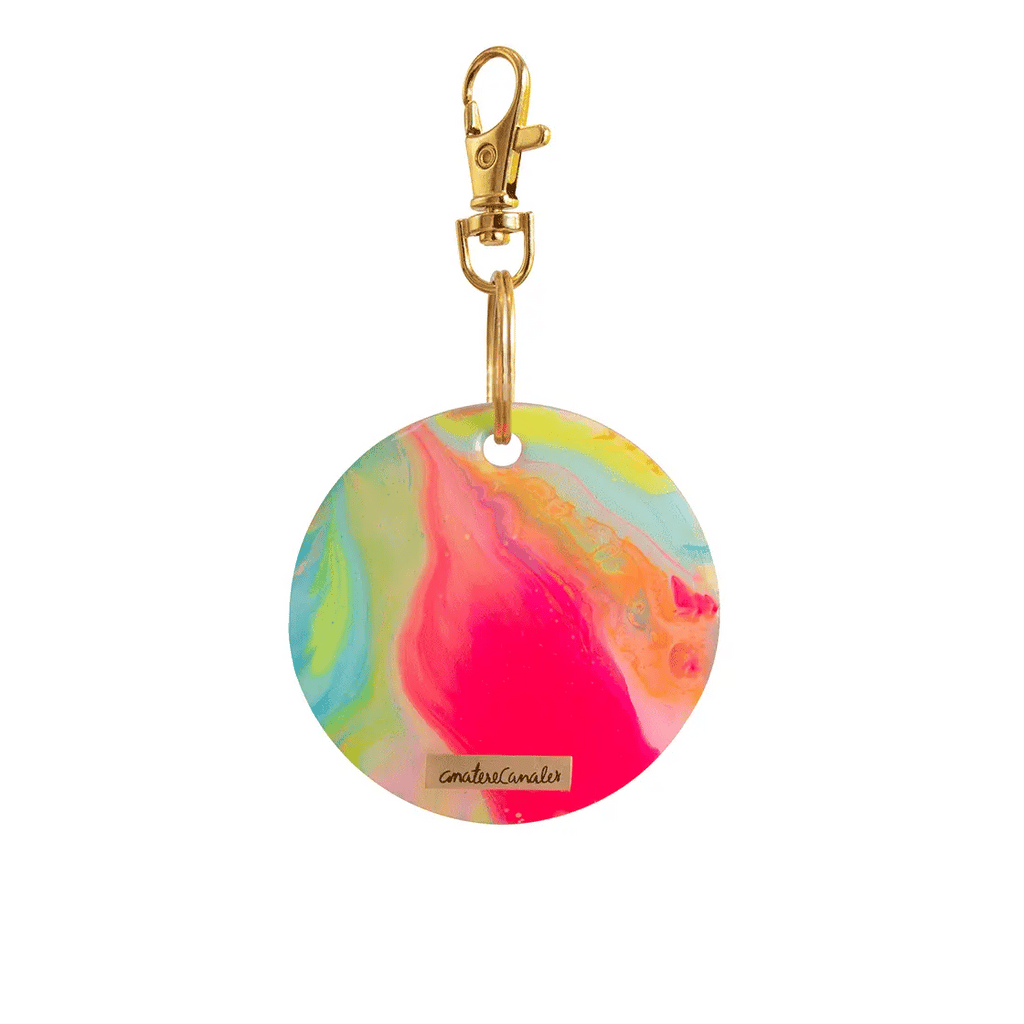 Llavero circular pintado a mano por Ana Tere Canales. Un diseño mármol en colores vibrantes.